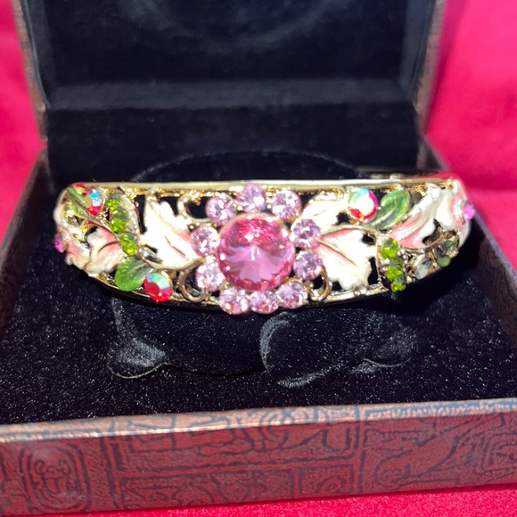 CRYSTAL & ENAMEL FLOWER GOLD TONE BANGLE BRACELET - Picture 2 of 8